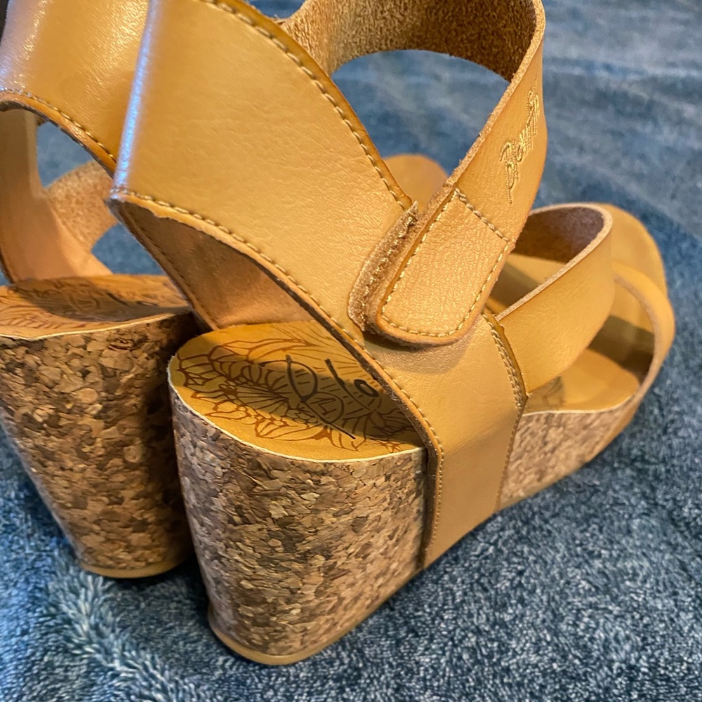 Blowfish size 11 beige wedge heels